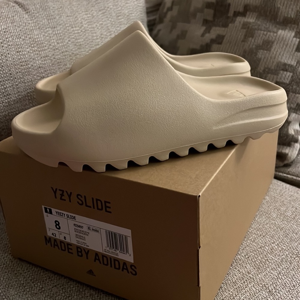 YEEZY SLIDE SIZE 8